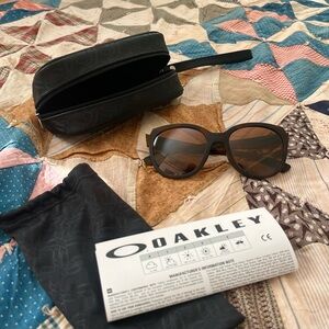 OAKLEY sunglasses w/ matte tortoise frame and brown lenses